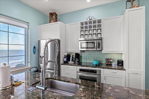 Unique beachfront condo with exceptional views in Galveston, USA