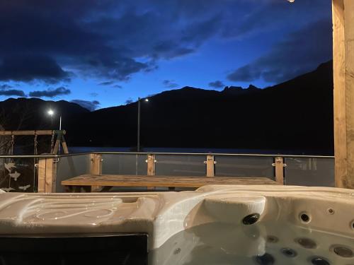 Amazing Alps and Loch views - HOT TUB and pet friendly in 阿羅查