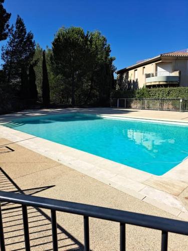 T2 lumineux, piscine, terrasse - Location saisonnière - Villeneuve-lès-Avignon