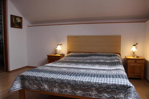 1 double bed, 1 twin bed