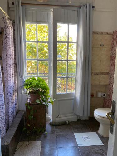 Standard Double Room with Shared Bathroom image 6