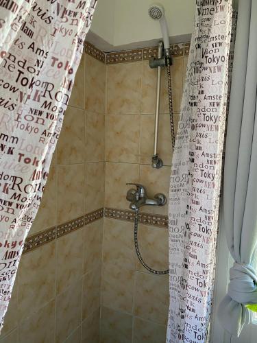 Standard Double Room with Shared Bathroom image 3