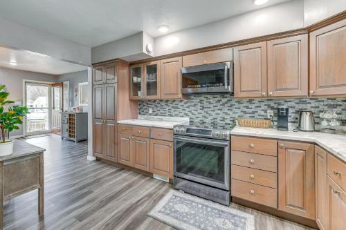 Newly Remodeled Home in Storm Lake w/ Private Yard in Storm Järv (IA)