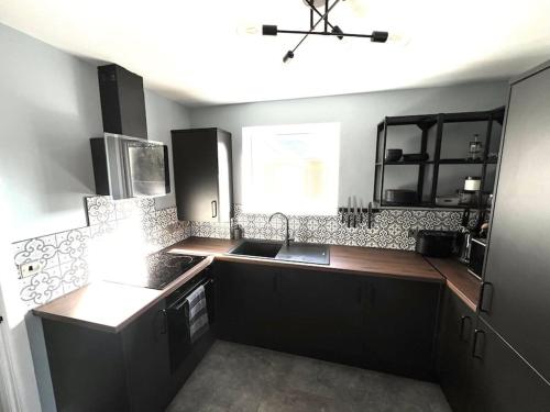 Spacious 3 bed APT sleeps 5 near Bournemouth Beach in Bournemouth Suburbs