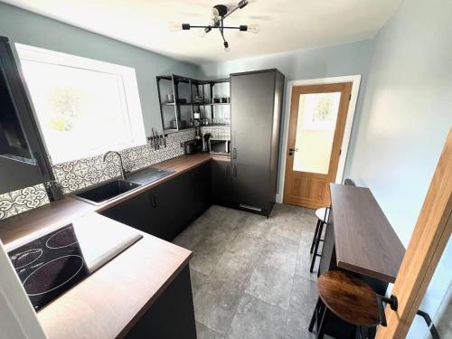 Spacious 3 bed APT sleeps 5 near Bournemouth Beach in Bournemouth Suburbs