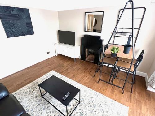 Spacious 3 bed APT sleeps 5 near Bournemouth Beach in Bournemouth Suburbs