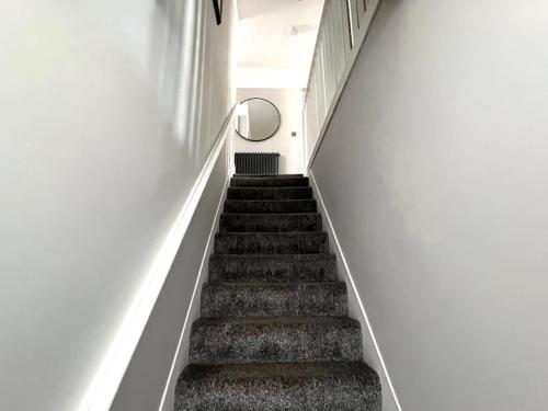 Spacious 3 bed APT sleeps 5 near Bournemouth Beach in Bournemouth Suburbs