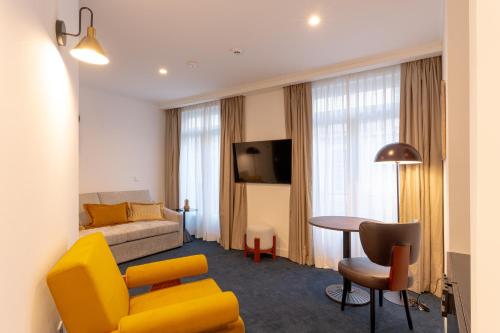 room detail thumbnail 1