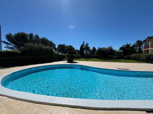 Le Cocon Marin , vue mer , clim , parking , piscine in Les Groules