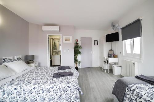 Classic Quadruple Room image 9