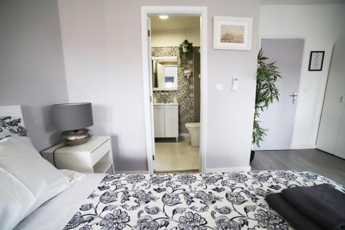Classic Quadruple Room image 6
