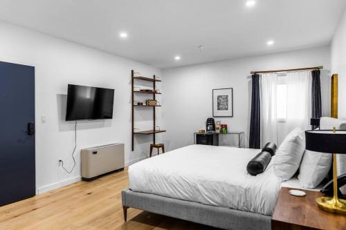 King Bed, Historic DTWN Hotel, Fiber Internet, Room # 404 in Bangor City Center