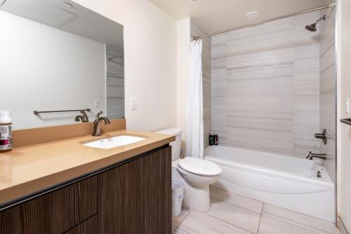 Beverly Hills Luxury 2BD 2BA Condo Gated Parking! in Los Angeles, USA