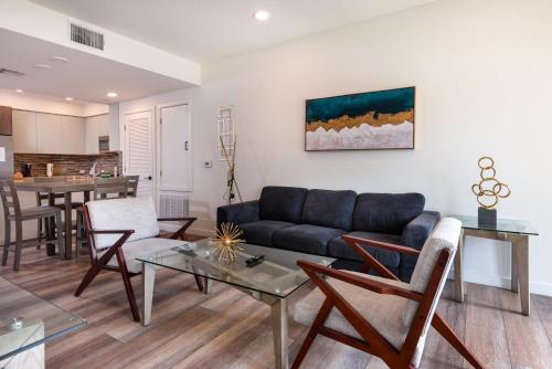 Beverly Hills Luxury 2BD 2BA Condo Gated Parking! in Los Angeles, USA