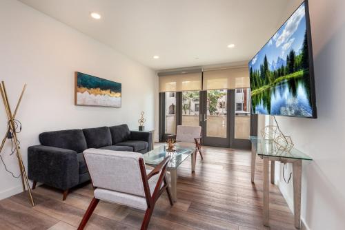 Beverly Hills Luxury 2BD 2BA Condo Gated Parking! in Los Angeles, USA
