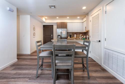 Beverly Hills Luxury 2BD 2BA Condo Gated Parking! in Los Angeles, USA
