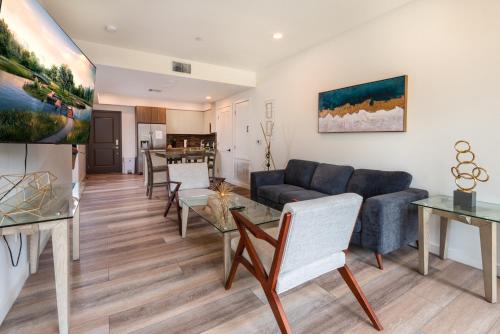 Beverly Hills Luxury 2BD 2BA Condo Gated Parking! in Los Angeles, USA