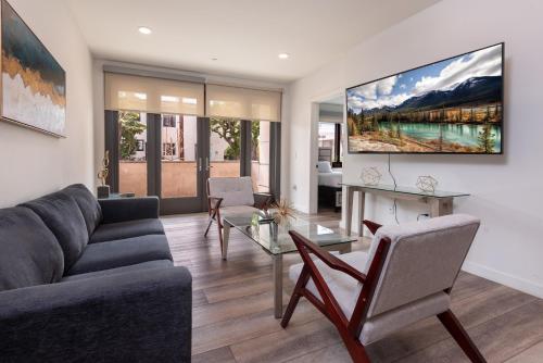 Beverly Hills Luxury 2BD 2BA Condo Gated Parking! in Los Angeles, USA