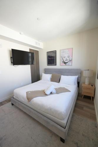 Beverly Hills Penthouse 2BD 2BA Condo Top Floor!