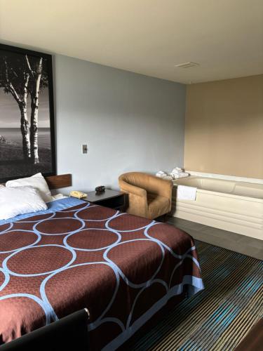 Super 8 by Wyndham Escanaba - image 34