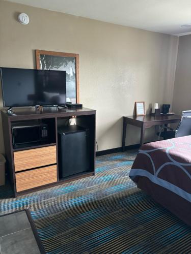 Super 8 by Wyndham Escanaba - image 39