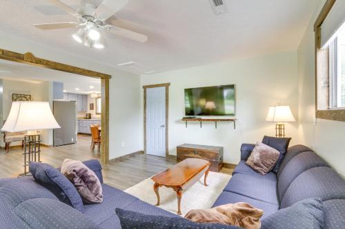 Cottage with Yard and Grill about 21 Mi to Hocking Hills! in Nelsonville, USA