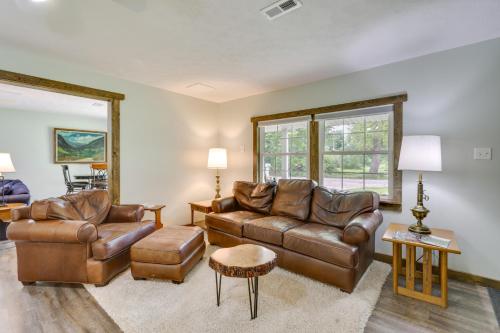 Cottage with Yard and Grill about 21 Mi to Hocking Hills! in Nelsonville, USA