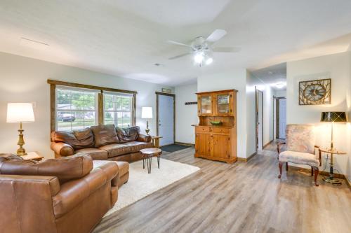 Cottage with Yard and Grill about 21 Mi to Hocking Hills! in Nelsonville, USA