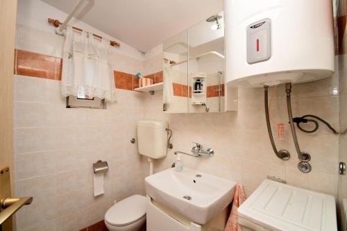 One-Bedroom Holiday Home image 4