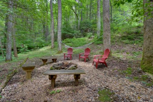 Cozy Blairsville Cabin 2 Mi to Vogel State Park! in Blairsville, USA