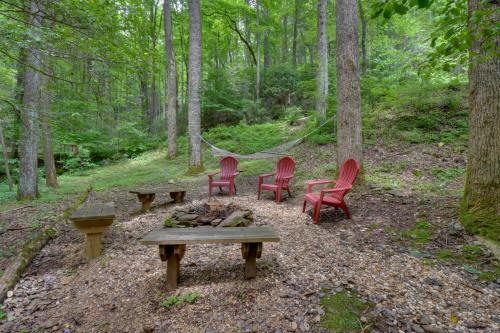 Cozy Blairsville Cabin 2 Mi to Vogel State Park!