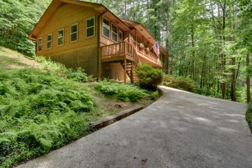 Cozy Blairsville Cabin 2 Mi to Vogel State Park!