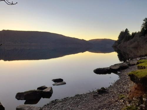 Yr Hen Efail - Quirky Old Smithy cottage near forest walks, cycling & lakes in Llangadfan