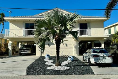 Easy Ocean Access 30 Dock - House - Private Club w/ Heated Pool and Sandy Beach in Key Colony Beach, USA