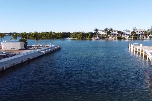 Easy Ocean Access 30 Dock - House - Private Club w/ Heated Pool and Sandy Beach in Key Colony Beach, USA