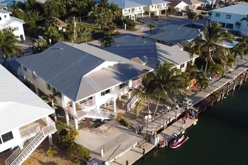 Easy Ocean Access 30 Dock - House - Private Club w/ Heated Pool and Sandy Beach in Key Colony Beach, USA