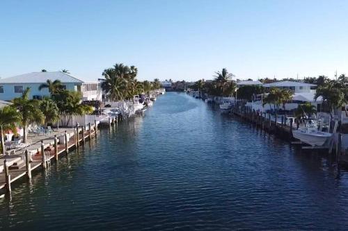 Easy Ocean Access 30 Dock - House - Private Club w/ Heated Pool and Sandy Beach in Key Colony Beach, USA