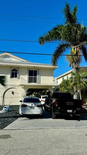 Easy Ocean Access 30 Dock - House - Private Club w/ Heated Pool and Sandy Beach in Key Colony Beach, USA