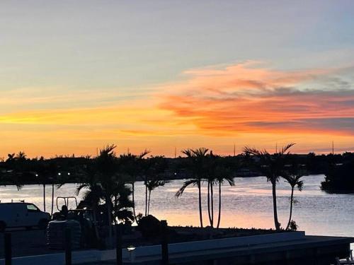 Easy Ocean Access 30 Dock - House - Private Club w/ Heated Pool and Sandy Beach in Key Colony Beach, USA