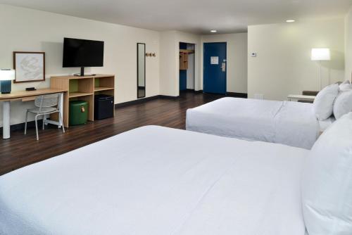 Queen Room with Two Queen Beds and Sofa Bed image 10