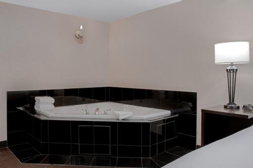 Ramada Plaza by Wyndham Calgary Downtown near Calgary-torony
