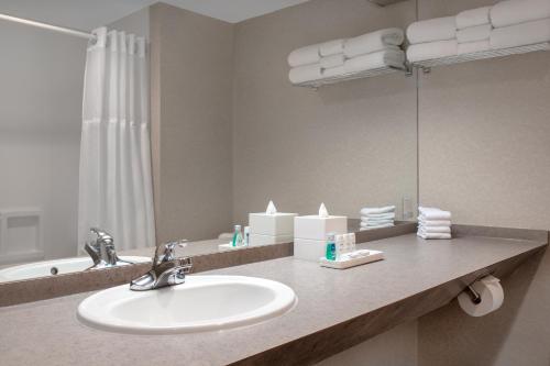 Double Room with Two Double Beds - Non-Smoking image 7
