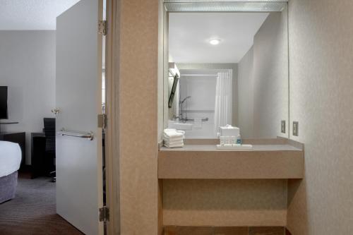 Double Room with Two Double Beds - Mobility Access/Non-Smoking image 7