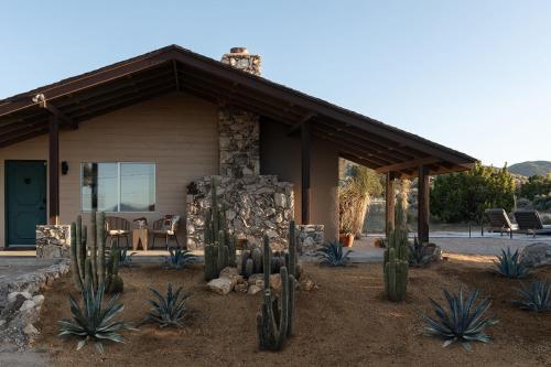 Sommer Ranch I Hiking Trails & Mountain Views in Yucca Valley, USA