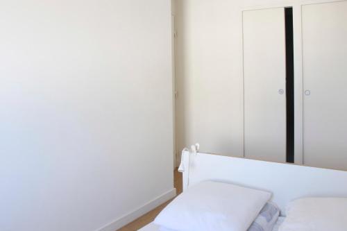 Spacious cocoon with a terrace view on the canal - main image