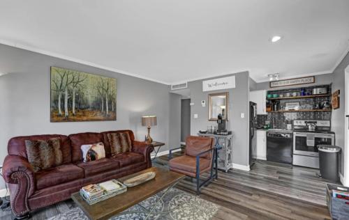 NEW- Lovely 2-Bdr2Bath Gatlinburg Condo with resort indoor pool hot tub Wi-fi, great location in Gatlinburg, USA