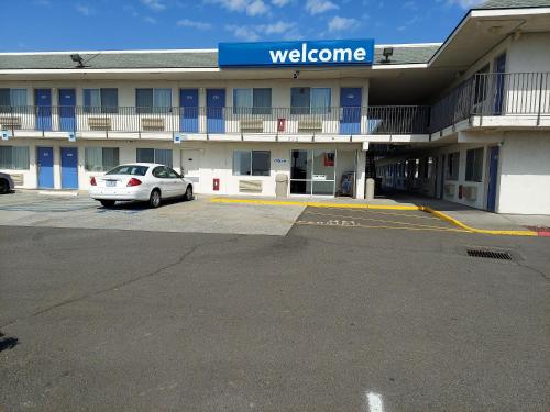 . Motel6