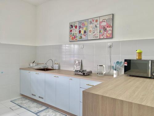 Kitchen, Homestay Gambang Modern vintage @OZZY Guesthouse in Gambang