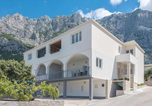 Apartments with a parking space Makarska - 23020