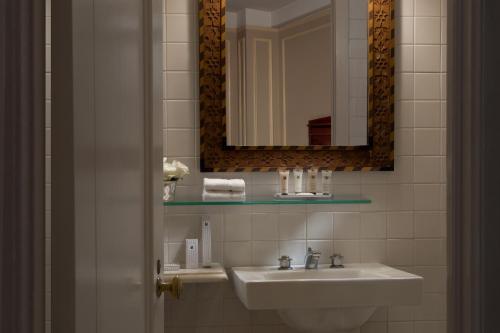 Deluxe King Room image 5